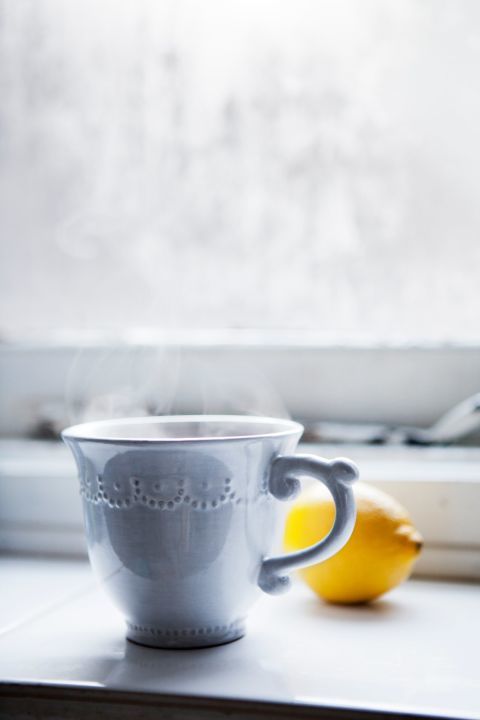 Cốc nước nóng bốc hơi trên bàn cạnh quả chanh, gợi ý về thực phẩm giúp giảm stress và căng thẳng trong công việc. Bài viết "Bạn nên ăn gì khi bị stress?" khám phá những lựa chọn dinh dưỡng tốt cho sức khỏe.