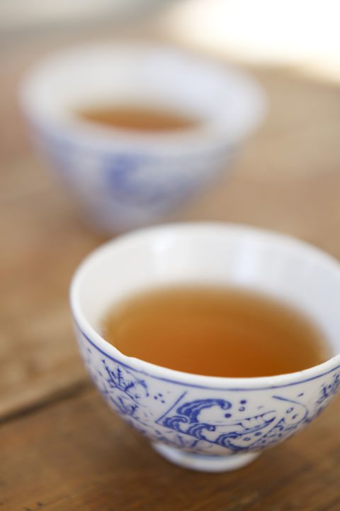 Tác phẩm nghệ thuật giới thiệu điều cần ăn khi bị stress, với hình ảnh những ly trà truyền thống giúp giảm căng thẳng và áp lực công việc. Bài viết khám phá các thực phẩm giảm stress để hỗ trợ sức khỏe tâm lý.