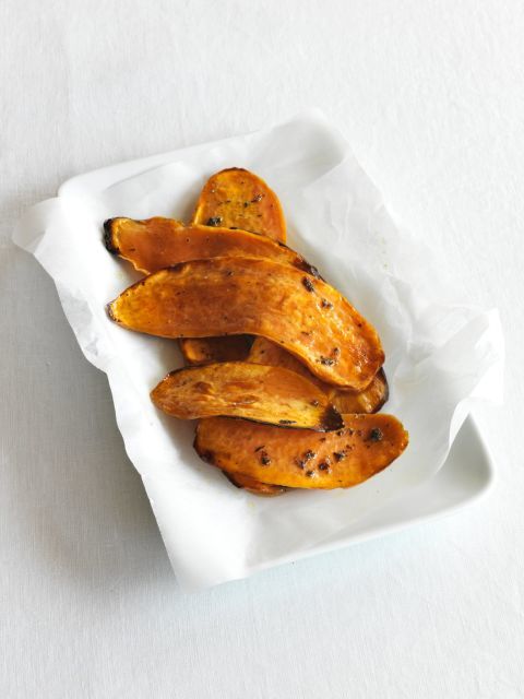 Món ăn từ khoai lang nướng, phù hợp với bài viết "Bạn nên ăn gì khi bị stress?". Thực phẩm giảm stress, giúp giảm căng thẳng và áp lực công việc.