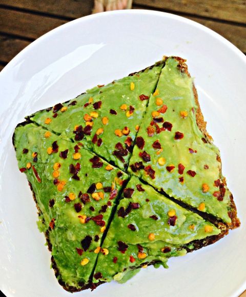 Bánh mì phết bơ bầu với gia vị ớt, món ăn giúp giảm stress và căng thẳng, phù hợp cho những ai đang chịu áp lực công việc. Nguyên liệu tươi ngon, bổ dưỡng.