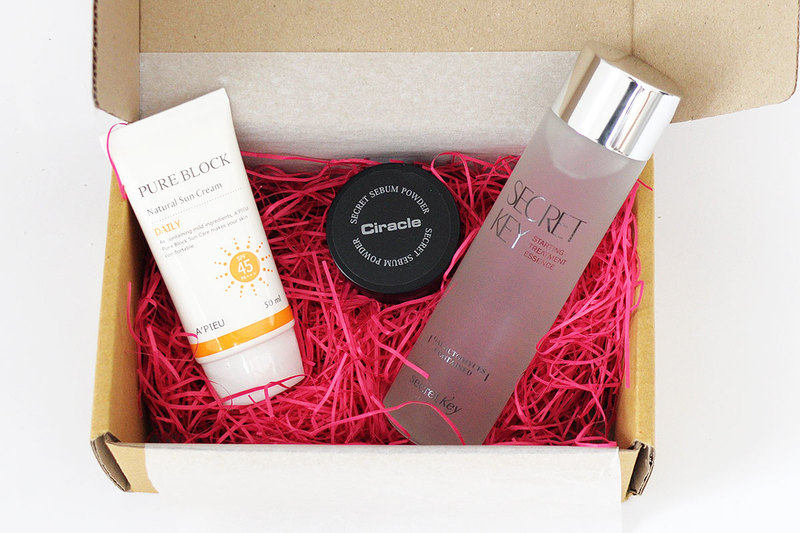 8 mẹo làm đẹp từ Hàn Quốc bạn nên biết! Sản phẩm bao gồm kem chống nắng PURE BLOCK, bột serum SECRET từ Ciracle và nước dưỡng da SECRET KEY. Mẹo làm đẹp và chăm sóc da cho phụ nữ Hàn Quốc.