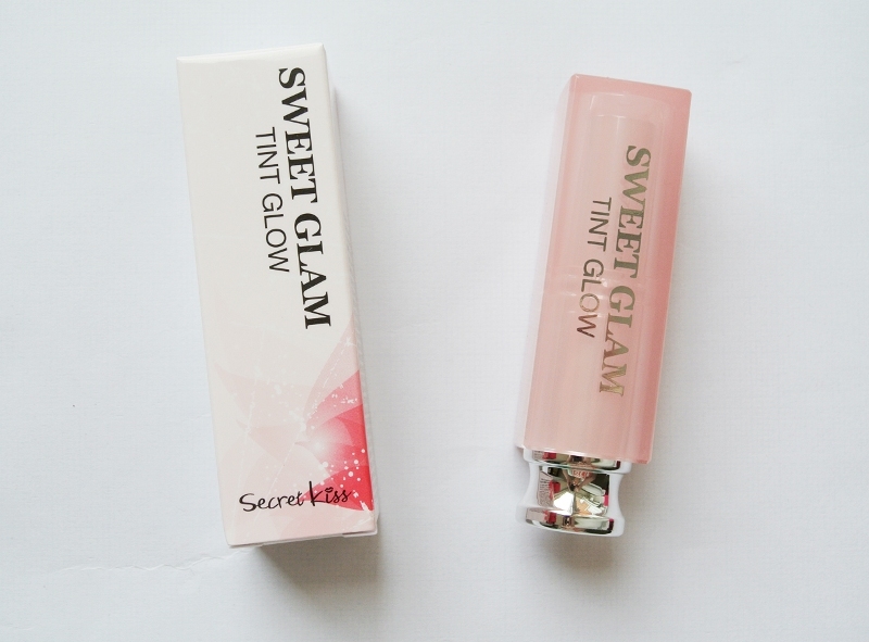 Son môi Sweet Glam Tint Glow dành cho phụ nữ giúp tôn lên vẻ đẹp tự nhiên, dễ dàng thu hút phái mạnh. Chỉ cần thoa son, gương mặt sẽ trở nên rạng rỡ mà không cần trang điểm cầu kỳ.