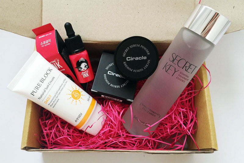 Bộ sản phẩm trang điểm mùa hè "Lovely Me" của Changmakeup gồm kem chống nắng A'Pieu, serum Circle, và các sản phẩm dưỡng da khác, giúp các bạn gái tự tin và rạng rỡ trong những ngày nắng nóng.