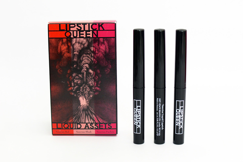 Dòng son Lipstick Queen với tên "Liquid Assets" bao gồm 3 màu: Vermilion Red, Vermilion Blush, và Vermilion Fuchsia, nổi bật với thiết kế bắt mắt, hoàn hảo cho ngày quốc tế son môi. Khám phá bộ sưu tập không thể thiếu cho phái đẹp.