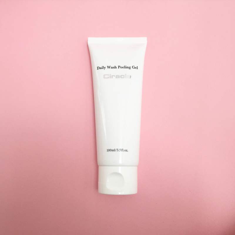 Sản phẩm gel rửa mặt tẩy tế bào chết Daily Wash Peeling Gel Ciracle, nổi bật trên nền hồng, là giải pháp lý tưởng giúp khôi phục làn da khi gặp tình trạng đình công, mang lại sự tươi sáng và mịn màng.