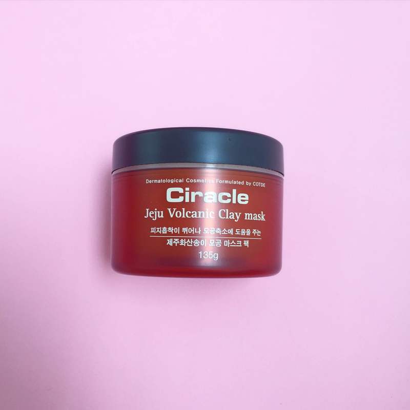 Mặt nạ đất sét Jeju Volcanic của Ciracle, 135g, giúp cải thiện tình trạng da khi bị khô ráp và mụn, phù hợp cho làn da đang đình công.