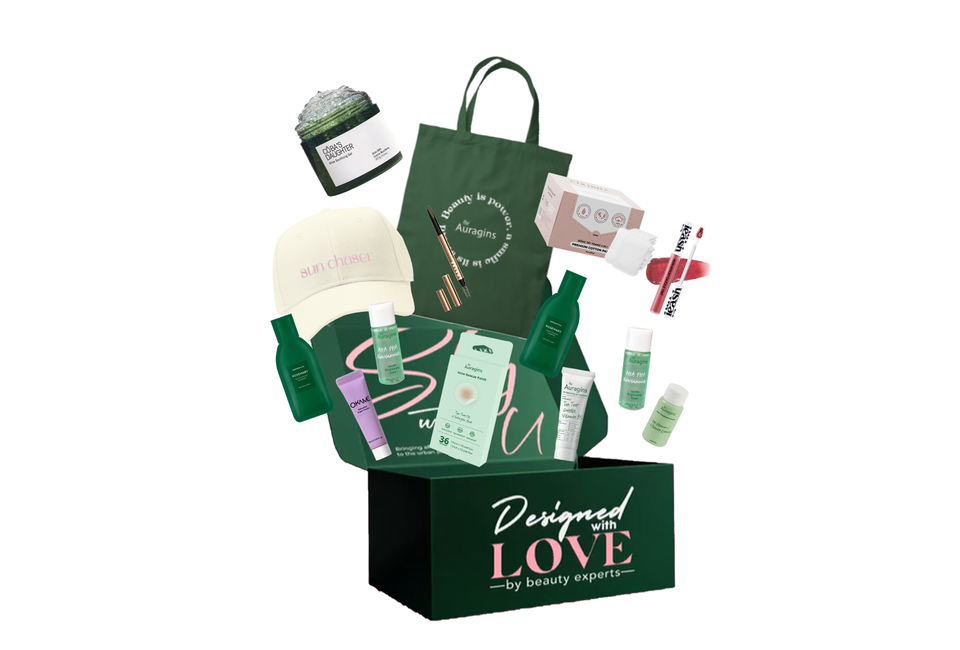 Hộp LÌ XÌ BOX [TTS GWP] chứa các sản phẩm chăm sóc sắc đẹp bao gồm kem dưỡng, bình xịt, mũ, túi tote và sản phẩm trang điểm, tất cả được thiết kế với tình yêu từ các chuyên gia. .