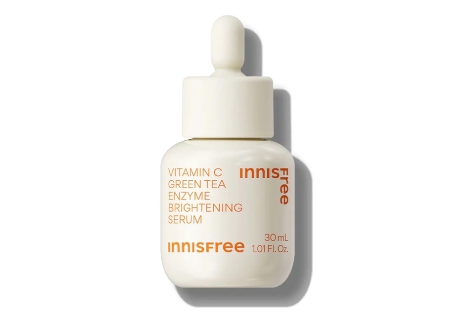 Tinh chất dưỡng sáng da với Vitamin C và Enzyme trà xanh từ Innisfree trong lọ 30mL, thiết kế hiện đại cùng công thức làm sáng da hiệu quả.