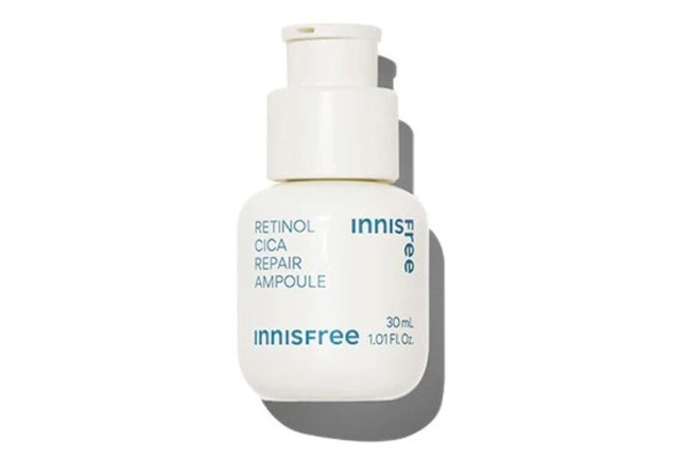 Tinh chất dưỡng phục hồi da innisfree Retinol Cica Repair Ampoule 30 mL với thiết kế nhỏ gọn, giúp cải thiện tình trạng da và làm mềm mịn.
