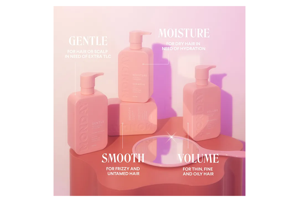 Một bộ sản phẩm Dầu Xả MONDAY SMOOTH, Dầu Gội MONDAY MOISTURE và Dầu Gội MONDAY VOLUME, thích hợp cho tóc dợn sóng, xoăn và khó vào nếp. Thiết kế chai màu hồng tinh tế với thông tin về công dụng bên trên.