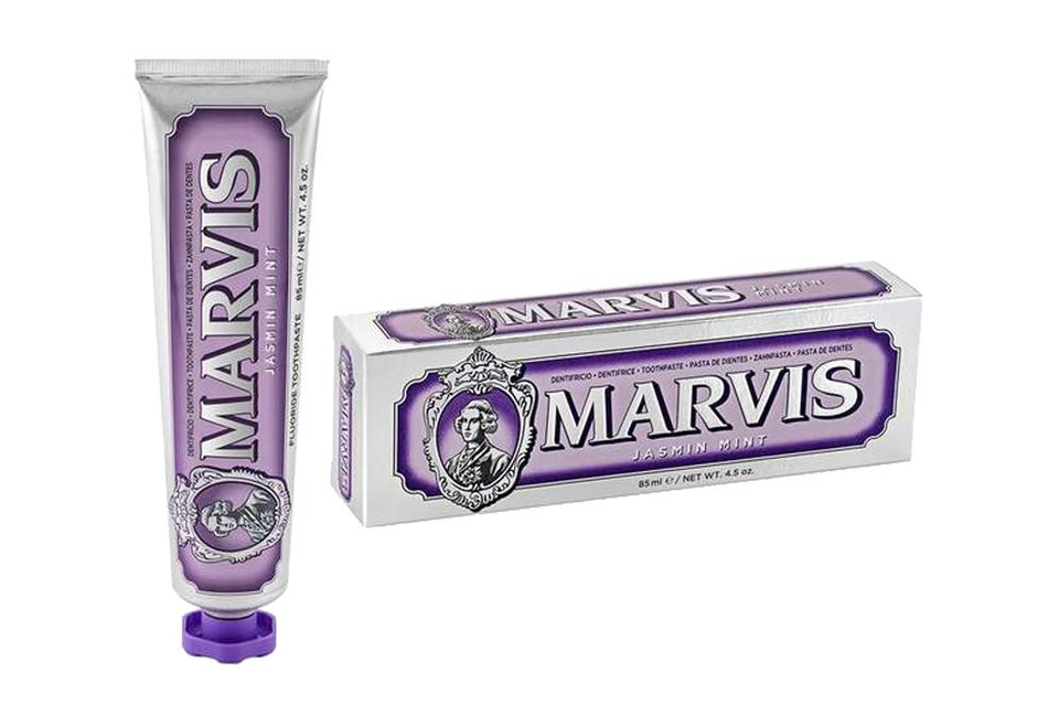 Kem Đánh Răng Marvis Classic Jasmin Mint Hương Hoa Nhài Kết Hợp Bạc Hà 85ml với thiết kế bắt mắt và mùi hương đặc trưng, mang đến cảm giác tươi mát cho răng miệng.