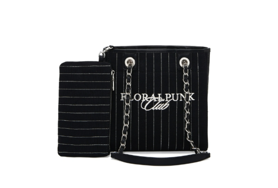 Túi xách FLORALPUNK DOWNTOWN SHOPPER BAG CANVAS MINI màu đen với thiết kế sọc trắng, có tay cầm bằng dây xích và túi nhỏ đi kèm. Phù hợp cho phong cách trẻ trung, tiện lợi.