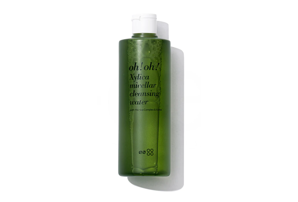 Nước Tẩy Trang oh!oh! Xylica Micellar Cleansing Water Chuyên Sâu Phục Hồi Màng Lipid 500ml trong chai nhựa xanh, nhẹ nhàng làm sạch và phục hồi cho làn da.