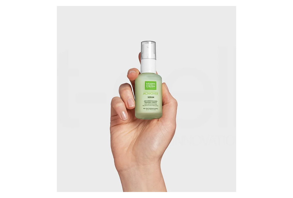 Tinh chất MartiDerm Acniover Serum giảm mụn & kiểm soát nhờn 30ml trong tay, sản phẩm chống mụn với công thức cân bằng độ ẩm và kiểm soát nhờn hiệu quả.