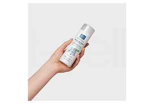 Nước Cân Bằng MartiDerm Essentials Balancing Toner Làm Sạch Chứa BHA & Prebiotics 200ml được cầm trên tay với nền trắng, thể hiện sản phẩm làm sạch và cân bằng da, giúp làn da tươi sáng hơn.