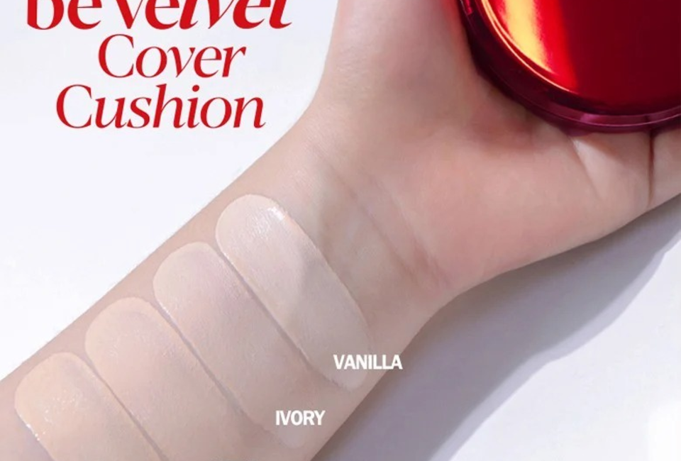 Mẫu màu của phấn nước Espoir Pro Tailor Be Velvet Cushion SPF34 PA++ với các tông màu Beige, Petal, Ivory và Vanilla cùng với hộp sản phẩm có màu đỏ nổi bật.