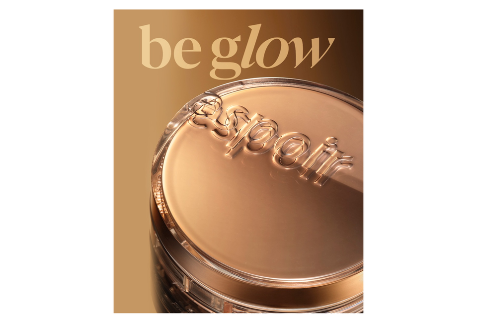 Phấn Nước Espoir Pro Tailor Be Glow New Class Cushion SPF42 PA++ 13g X 2 Ivory với thiết kế sang trọng, nắp kính bóng và dòng chữ 'be glow' nổi bật trên nền màu vàng kem.