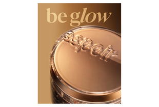 Phấn Nước Espoir Pro Tailor Be Glow New Class Cushion SPF42 PA++ 13g X 2 Ivory với thiết kế sang trọng, nắp kính bóng và dòng chữ 'be glow' nổi bật trên nền màu vàng kem.
