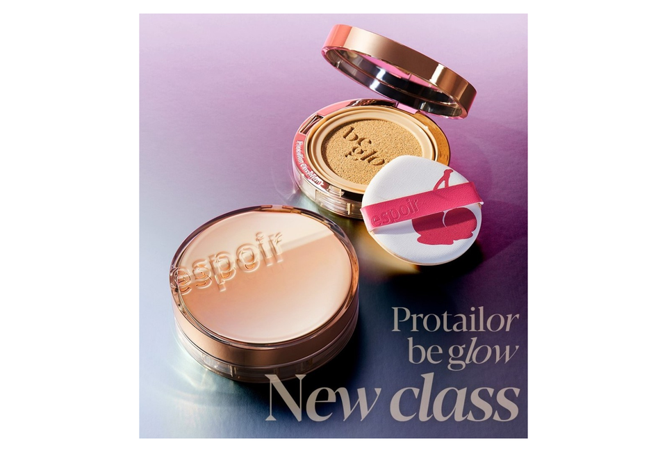 Phấn Nước Espoir Pro Tailor Be Glow New Class Cushion SPF42 PA++ 13g X 2 Ivory với gương soi và mút trang điểm, mang đến làn da rạng rỡ, tự nhiên và bảo vệ da hoàn hảo.