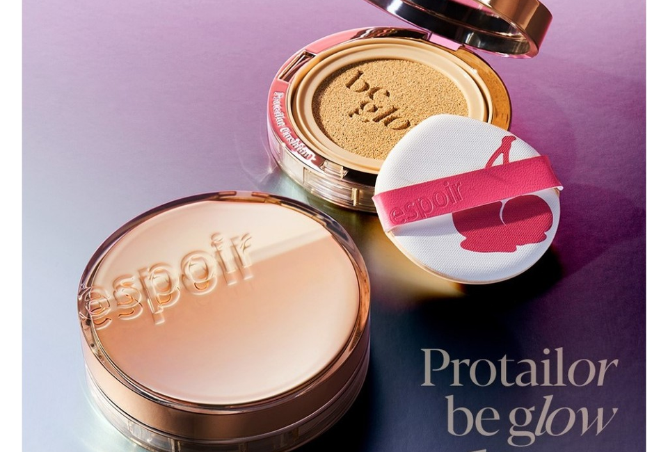 Phấn Nước Espoir Pro Tailor Be Glow New Class Cushion SPF42 PA++ 13g X 2 Petal với lớp phấn mỏng nhẹ, cung cấp độ che phủ hoàn hảo và bảo vệ da khỏi tia UV. Thiết kế sang trọng, bao bì màu sắc nổi bật, tạo nên nét đẹp ấn tượng cho sản phẩm trang điểm.