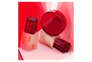 Kem Nền Espoir Pro Tailor Foundation Be Velvet SPF22 PA++ Siêu Che Phủ 30gr #2 VANILLA nằm trong một bối cảnh nghệ thuật với tông màu đỏ rực, nổi bật và bắt mắt, thể hiện sự tinh tế của sản phẩm trang điểm cao cấp.