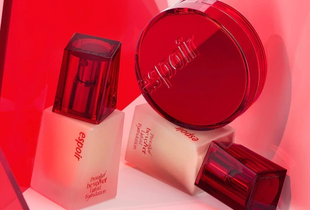 Kem Nền Espoir Pro Tailor Foundation Be Velvet SPF22 PA++ Siêu Che Phủ 30gr #4 PETAL với thiết kế sang trọng, nằm giữa các sản phẩm trang điểm màu đỏ rực rỡ.