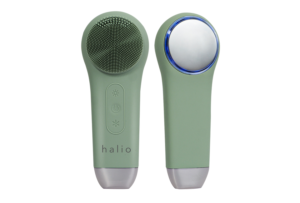 Máy Rửa Mặt Massage Tích Hợp Liệu Pháp Ánh Sáng và Nhiệt Halio Multi-task Cleansing & Massaging Device with Red Blue Light Therapy 5 in 1 màu Xanh Sage, thiết kế hiện đại và công nghệ tiên tiến cho làn da sạch và khỏe mạnh.
