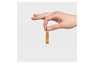 Hộp 1 ống Ampoule MartiDerm Pigment Zero DSP Bright Dưỡng Sáng Đều Màu Da được cầm trên tay, ống màu nâu với nhãn hiệu rõ ràng, nổi bật. Sản phẩm được thiết kế nhỏ gọn, thích hợp cho việc dưỡng da hàng ngày.