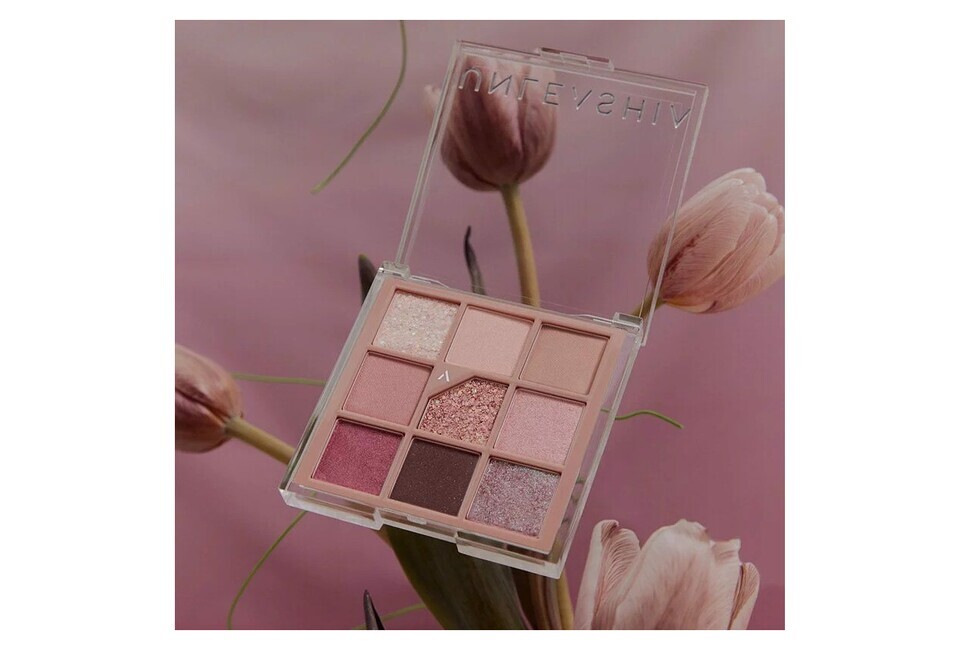 Bảng phấn mắt 9 ô UNLEASHIA N°4 All of Lavender Fog với các sắc thái nhẹ nhàng và tinh tế, hoàn hảo cho nhiều phong cách trang điểm.