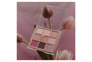 Bảng phấn mắt 9 ô UNLEASHIA N°4 All of Lavender Fog với các sắc thái nhẹ nhàng và tinh tế, hoàn hảo cho nhiều phong cách trang điểm.