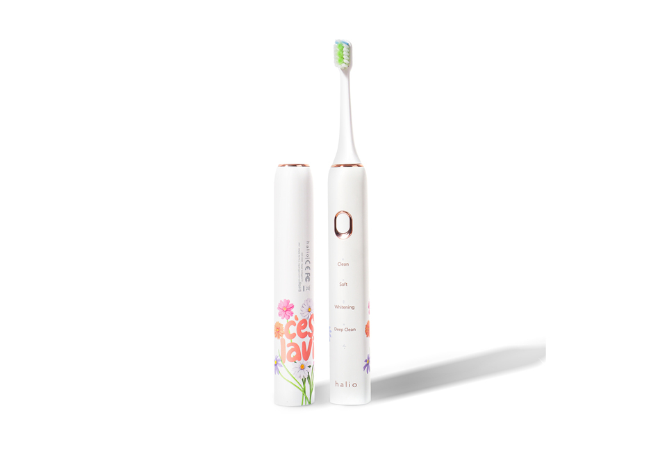 Bàn chải điện Halio Sonic SmartClean Electric Toothbrush C’est Lavie với thiết kế tinh tế, cùng các chế độ làm sạch, làm trắng và chăm sóc răng miệng hiệu quả.