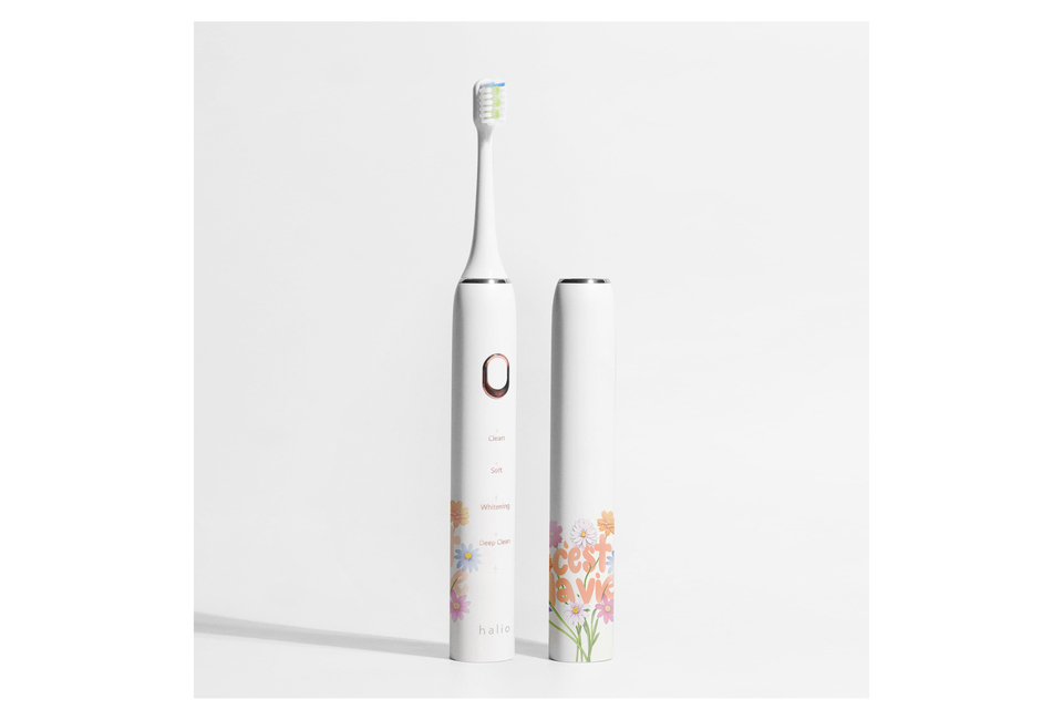 Bàn chải điện Halio Sonic SmartClean Electric Toothbrush C’est Lavie với thiết kế hiện đại và chức năng làm sạch sâu, bao gồm các chế độ Clean, Soft, và Whitening, mang lại trải nghiệm đánh răng tuyệt vời.