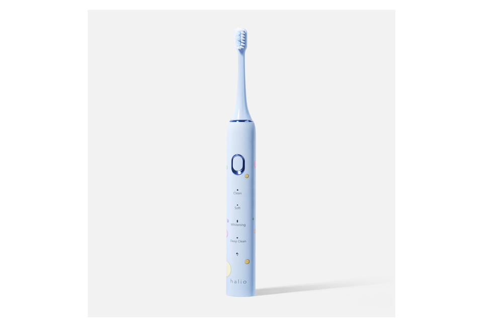 Bàn chải điện Halio Sonic SmartClean Electric Toothbrush Spring Breeze với thiết kế màu xanh nhẹ nhàng, các nút chức năng như Clean, Soft, Whitening và Deep Clean, mang đến trải nghiệm chải răng tiện lợi và hiệu quả.