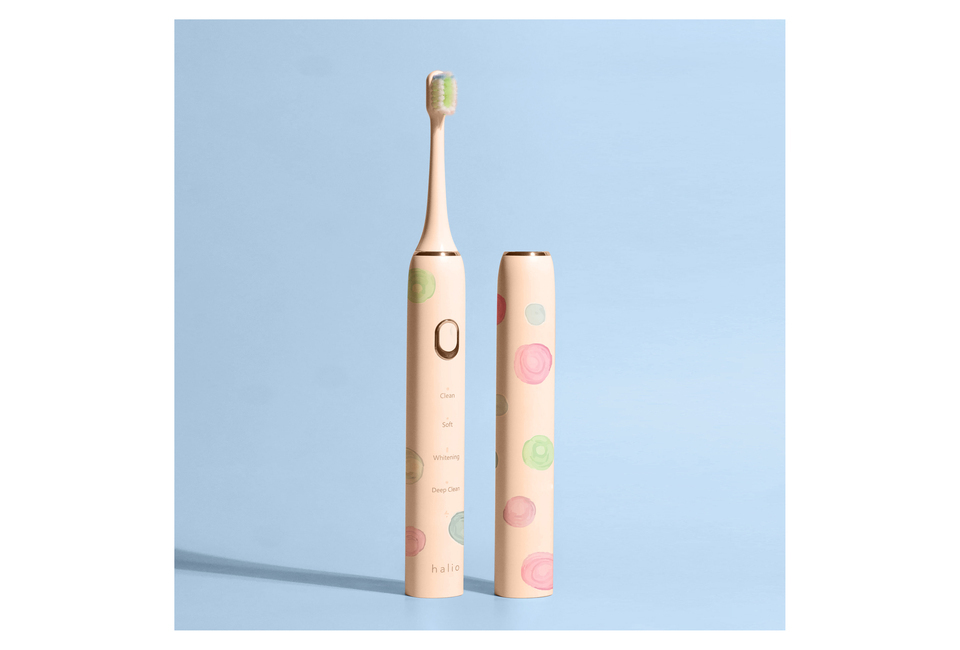 Bàn chải điện Halio Sonic SmartClean Electric Toothbrush Polka Petal với thiết kế đáng yêu, tích hợp tính năng làm sạch mềm mại, làm trắng và làm sạch sâu, hoàn hảo cho chăm sóc răng miệng hàng ngày.