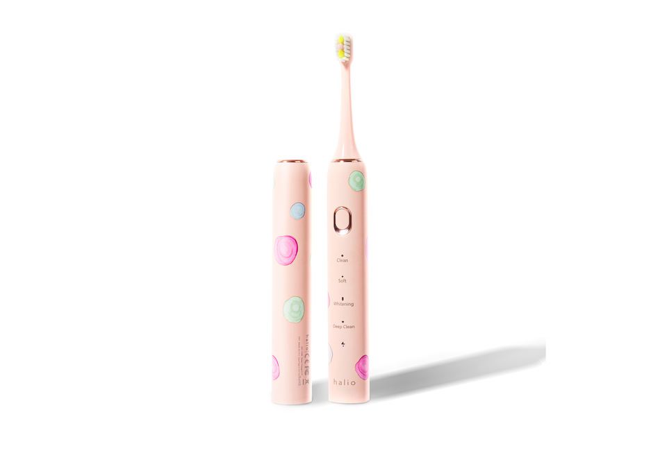 Bàn chải điện Halio Sonic SmartClean Electric Toothbrush Polka Petal với thiết kế màu hồng và họa tiết nhiều màu sắc, bao gồm các chế độ Clean, Soft, Whitening và Deep Clean.