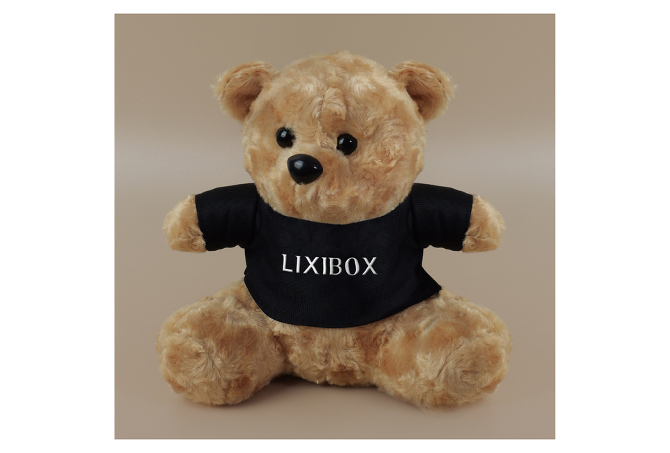 Gấu Bông Teddy Lixibox có bộ lông mềm mại, dáng ngồi đáng yêu, mặc áo đen với logo Lixibox. Hoàn hảo cho quà tặng và trang trí phòng.