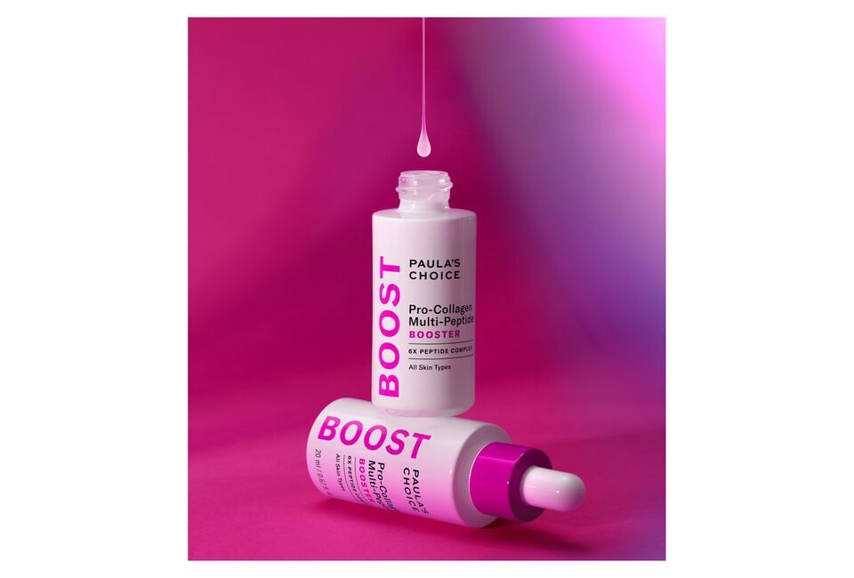 Tinh Chất Paula's Choice Pro-Collagen Multi-Peptide Booster giúp làm căng mịn và săn chắc da, với công thức 6X Peptide Complex, phù hợp cho mọi loại da. Sản phẩm được thiết kế với bao bì màu trắng và hồng nổi bật, có thể nhìn thấy giọt tinh chất rơi từ nắp. Mỗi chai chứa 20ml.