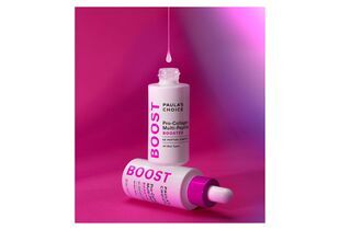 Tinh Chất Paula's Choice Pro-Collagen Multi-Peptide Booster giúp làm căng mịn và săn chắc da, với công thức 6X Peptide Complex, phù hợp cho mọi loại da. Sản phẩm được thiết kế với bao bì màu trắng và hồng nổi bật, có thể nhìn thấy giọt tinh chất rơi từ nắp. Mỗi chai chứa 20ml.