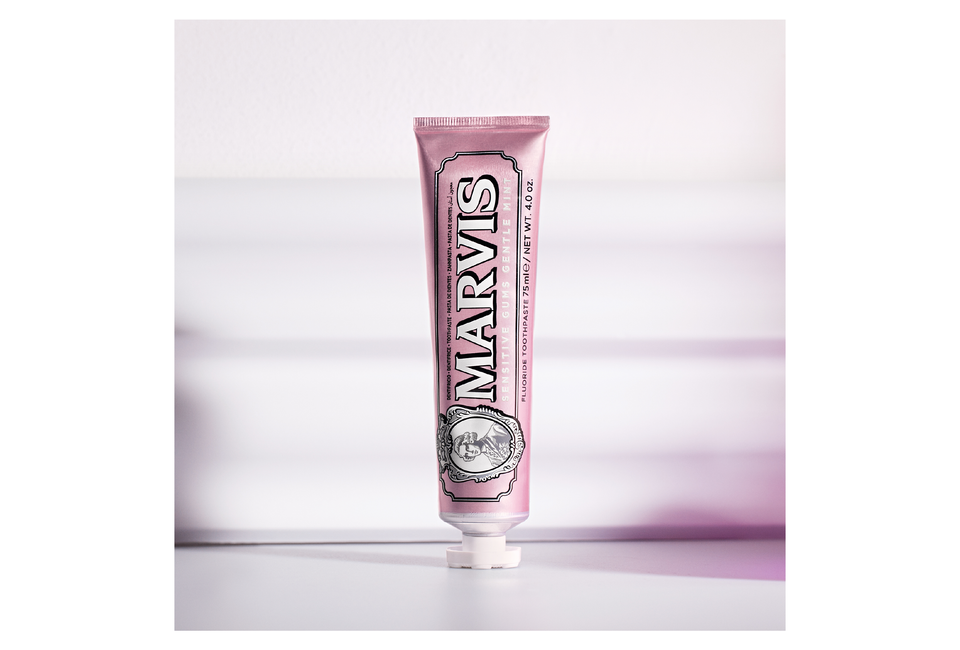 Kem Đánh Răng Marvis Sensitive Gums Gentle Mint giúp chăm sóc răng miệng cho những người có răng nhạy cảm, với hương bạc hà dễ chịu trong tube 75ml. Sản phẩm được thiết kế sang trọng và hiệu quả trong việc làm sạch răng miệng.