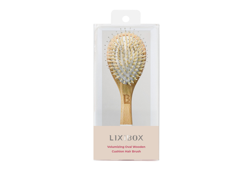 Lược Làm Phồng Tóc Lixibox Volumizing Oval Wooden Cushion Hair Brush với thiết kế hình oval, tay cầm gỗ tự nhiên, và đầu lược mềm giúp tạo kiểu tóc dễ dàng và hiệu quả.
