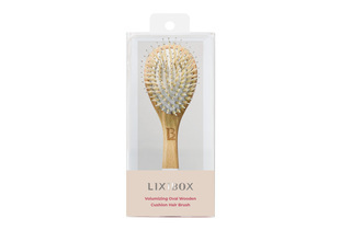 Lược Làm Phồng Tóc Lixibox Volumizing Oval Wooden Cushion Hair Brush với thiết kế hình oval, tay cầm gỗ tự nhiên, và đầu lược mềm giúp tạo kiểu tóc dễ dàng và hiệu quả.