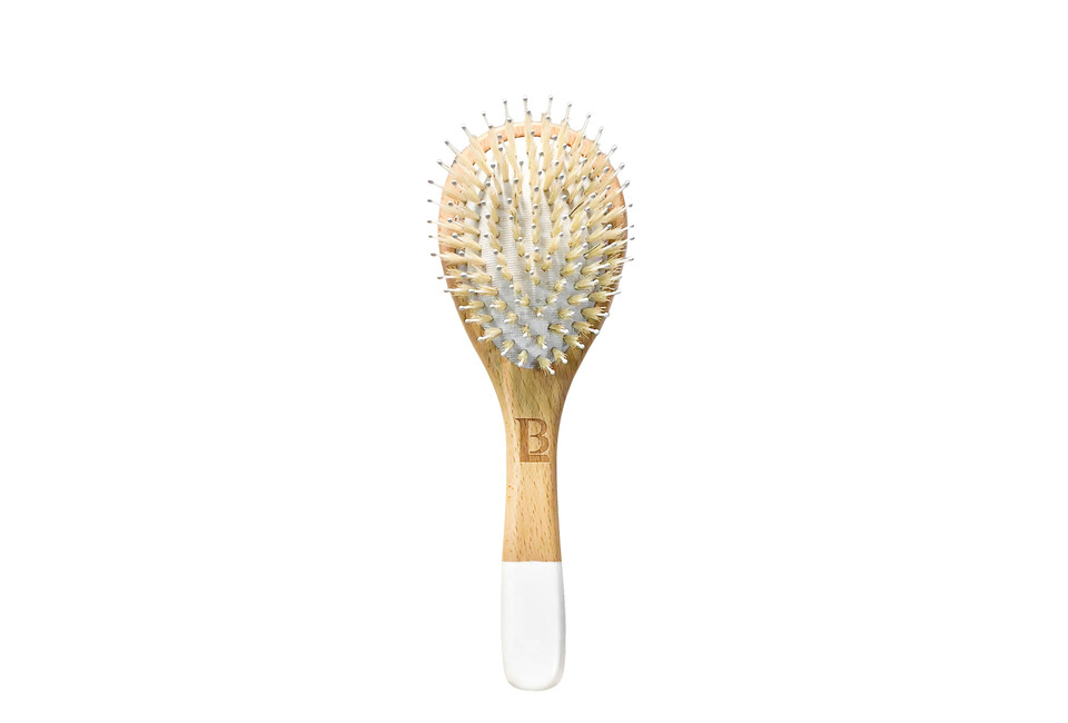 Lược Làm Phồng Tóc Lixibox Volumizing Oval Wooden Cushion Hair Brush có thiết kế hình oval, thân gỗ tự nhiên và bề mặt cushion giúp tạo độ phồng cho tóc một cách dễ dàng.