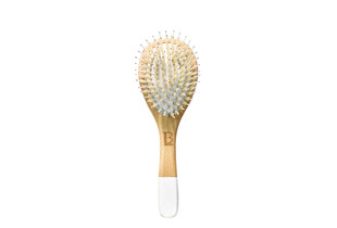 Lược Làm Phồng Tóc Lixibox Volumizing Oval Wooden Cushion Hair Brush có thiết kế hình oval, thân gỗ tự nhiên và bề mặt cushion giúp tạo độ phồng cho tóc một cách dễ dàng.