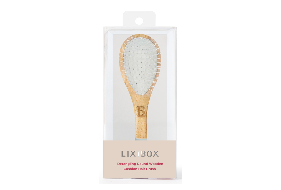 Lược Gỡ Rối Gỗ Hình Tròn Lixibox Detangling Round Wooden Cushion Hairbrush thiết kế tinh tế với tay cầm bằng gỗ tự nhiên, giúp dễ dàng gỡ rối tóc mà không gây tổn thương cho tóc và da đầu.
