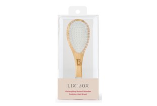Lược Gỡ Rối Gỗ Hình Tròn Lixibox Detangling Round Wooden Cushion Hairbrush thiết kế tinh tế với tay cầm bằng gỗ tự nhiên, giúp dễ dàng gỡ rối tóc mà không gây tổn thương cho tóc và da đầu.