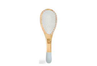 Lược Gỡ Rối Gỗ Hình Tròn Lixibox Detangling Round Wooden Cushion Hairbrush với thiết kế hiện đại, tay cầm bằng gỗ, tạo sự thoải mái khi sử dụng, phù hợp cho mọi loại tóc, giúp dễ dàng gỡ rối và tạo kiểu mà không làm hỏng tóc.