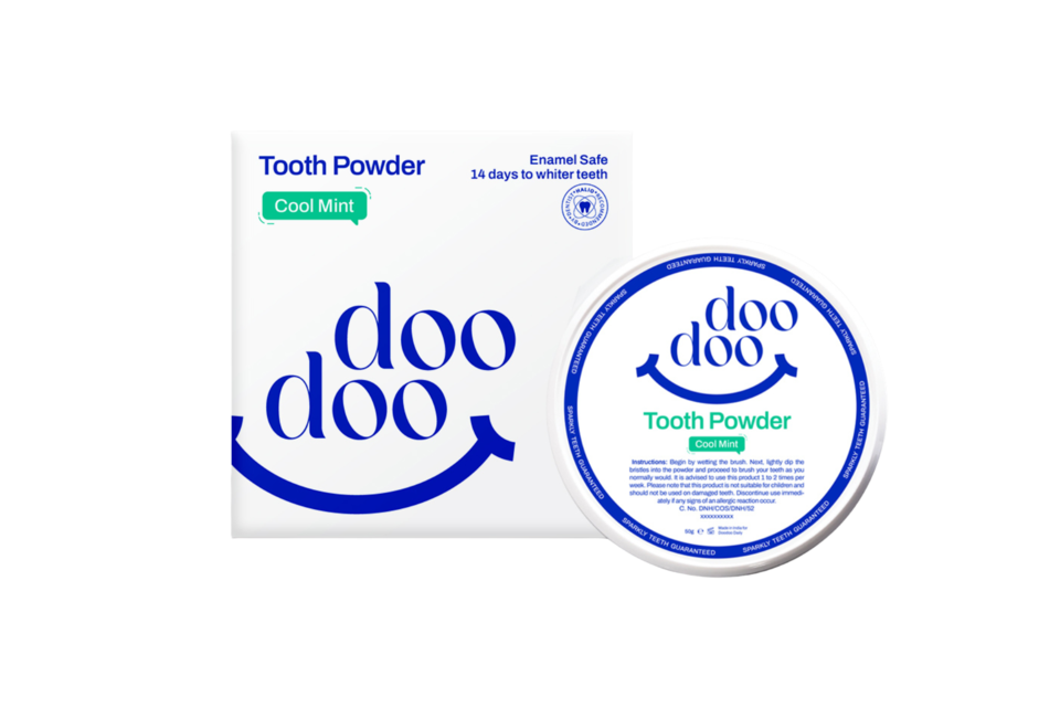 Bột Trắng Răng Doodoo Toothpowder Cool Mint 50g với hướng dẫn sử dụng, giúp làm trắng răng trong 14 ngày, an toàn cho men răng, giúp tạo cảm giác mát lạnh và tươi mới sau khi sử dụng.