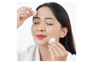 Người phụ nữ sử dụng Bộ 2 Massage Mặt Đá Thạch Anh Hồng Hình Nấm Lixibox để làm đẹp cho làn da, giúp thư giãn và lấy lại sức sống tươi trẻ cho khuôn mặt.