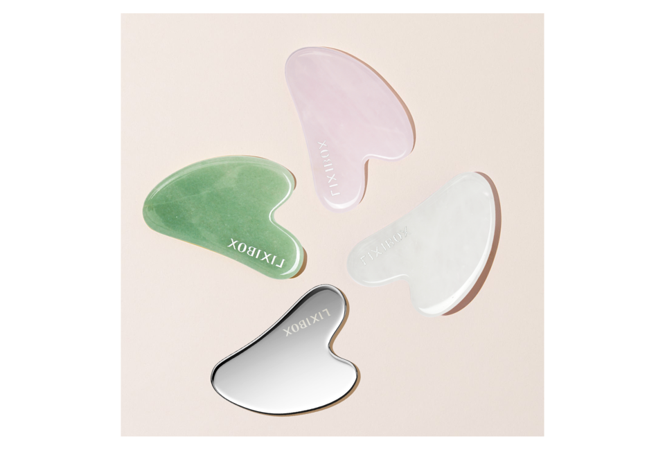 Bộ dụng cụ massage mặt hình trái tim Lixibox bao gồm bốn dụng cụ Gua Sha với màu sắc khác nhau, được làm bằng đá tự nhiên, giúp chăm sóc da hiệu quả và thư giãn khi sử dụng.