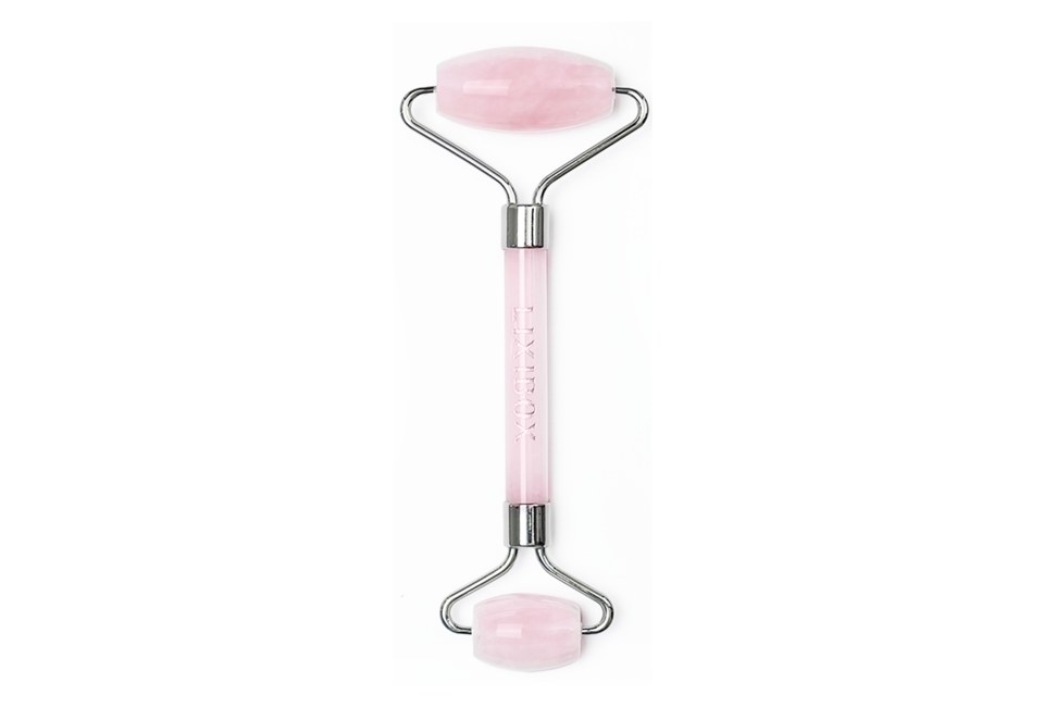 Thanh Lăn Massage Mặt Đá Thạch Anh Hồng Lixibox là dụng cụ làm đẹp giúp cải thiện độ săn chắc cho da và mang lại cảm giác thư giãn. Sản phẩm có tay cầm dễ cầm nắm và đầu lăn bằng đá thạch anh hồng.